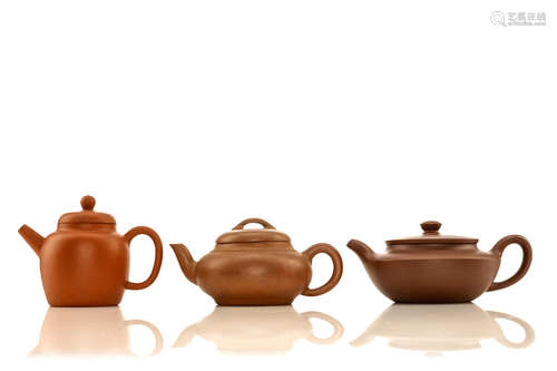 宜兴紫砂壶三把，款：「孟臣」、「徐大宝」、「吴」、「跃健」                                                                                                                  THREE CHINESE YIXING ZESHA TEAPOTS AND COVERS.