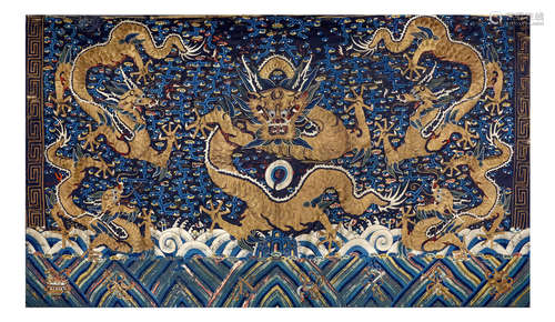 清   宫廷五龙刺绣挂饰                                                                                                                                                        A CHINESE IMPERIAL EMBROIDERED 'FIVE DRAGON WALL HANGING.