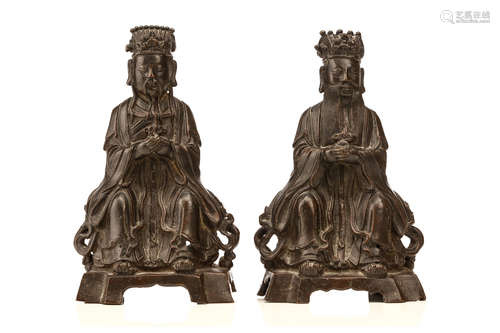 17世纪   人物铜坐像一对                                                                                                                                        A PAIR OF CHINESE SEATED BRONZE FIGURES.