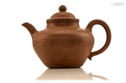 宜兴紫砂壶，底款：「方曾山记」                                                                                                                                 A CHINESE YIXING ZESHA TEAPOT AND COVER.