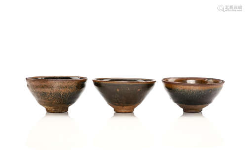 宋   建盏三只                                                                                                                                               THREE CHINESE JIAN TEA BOWLS.