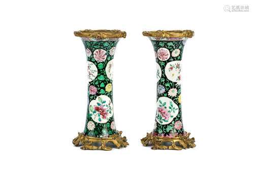 清乾隆   黑地粉彩镶铜鎏金瓶一对                                                                                                                                         A PAIR OF CHINESE ORMOLU MOUNTED FAMILLE ROSE BLACK-GROUND VASES.