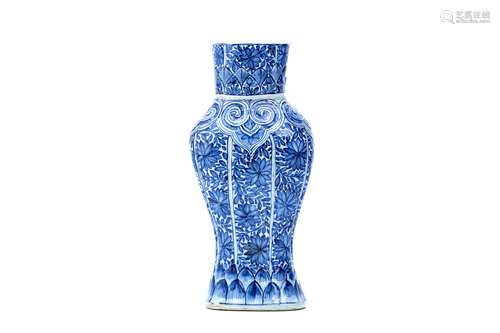 清康熙  青花莲纹璧挂瓶                                                                                                                                                                           A CHINESE BLUE AND WHITE WALL VASE.