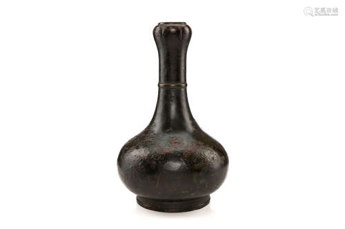 明   蒜头口瓶                                                                                                                                                              A CHINESE BRONZE GARLIC-MOUTH VASE.