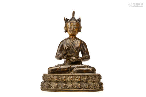 17/18世纪   莲花生大士铜像                                                                                                                                                     A TIBETAN BRONZE FIGURE OF PADMASAMBHAVA.