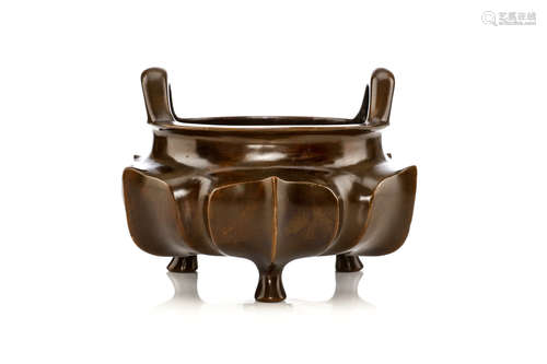 清18世纪   铜制三足香炉，「大明宣德年制」款                                                                                                                           A CHINESE BRONZE TRIPOD CENSER.