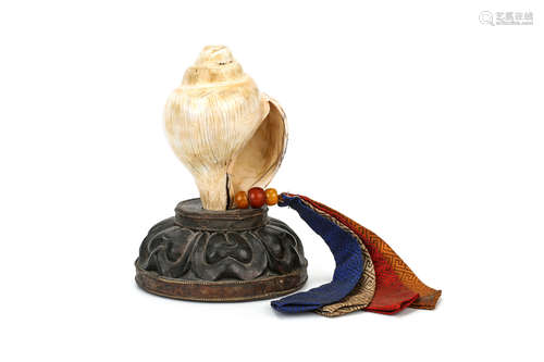 清   西藏贝壳法器及木托                                                                                                                                        A TIBETAN CONCH SHELL.