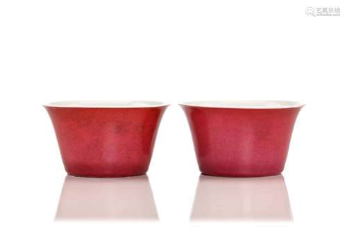 清雍正   外胭脂红茶盌一对                                                                                                                                          A PAIR OF CHINESE RUBY BACKED TEA BOWLS.