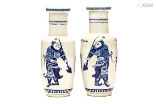 清19世纪   青花猛将图瓶                                                                                                                                          A PAIR OF CHINESE BLUE AND WHITE WARRIORS VASES.