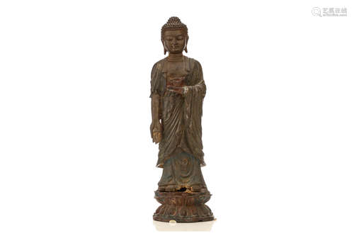 明   人物铜立像                                                                                                                                                   A CHINESE STANDING BRONZE FIGURE.