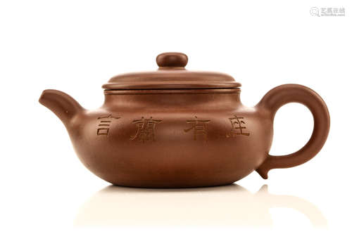 宜兴紫砂壶，盖款：「顾景洲」                                                                                                                           A CHINESE YIXING ZESHA TEAPOT AND COVER.