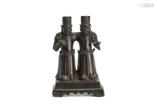 明   双人铜立像                                                                                                                                                      A CHINESE BRONZE MODEL OF TWO FIGURES.