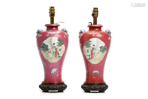 20世纪早期   粉彩梅瓶一对                                                                                                                                             A PAIR OF CHINESE FAMILLE ROSE MEIPING VASES.