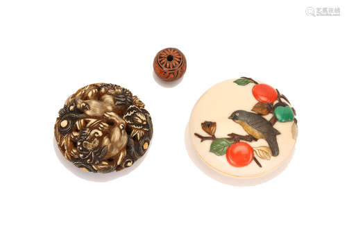 芝山馒头，柳左根付、绪缔め、１９世纪                                                                                                                            TWO JAPANESE MANJU NETSUKE AND ONE OJIME.