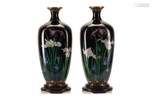 七宝花瓶一対、明治时代                                                                                                                                            A PAIR OF JAPANESE SMALL CLOISONNE VASES.