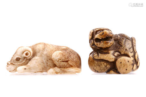 鹿角雕根付、２点 １９世纪                                                                                                                                       TWO JAPANESE STAG-ANTLER NETSUKE.