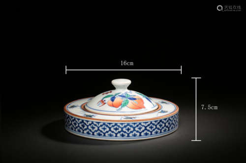 A FAMILLE ROSE AND BLUE AND WHITE PORCELAIN INKSTONE WITH LID