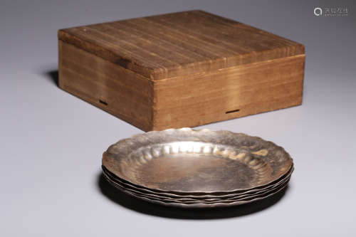 A SET OF FIVE SILVER DISHES WHIT A WOOD BOX
