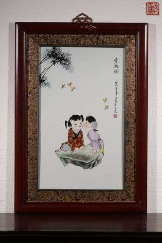 A FAMILLE ROSE PORCELAIN PLAQUE WITH WOOD FRAME