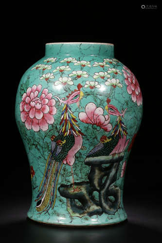 A FAMILLE ROSE FLORAL PATTERN PORCELAIN VASE