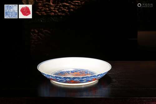 A BLUE AND WHITE AND ALUM RED-GLAZED PORCELAIN DISH