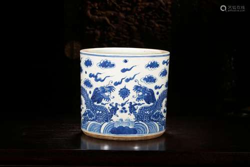 A BLUE AND WHITE PORCELAIN BRUSH POT