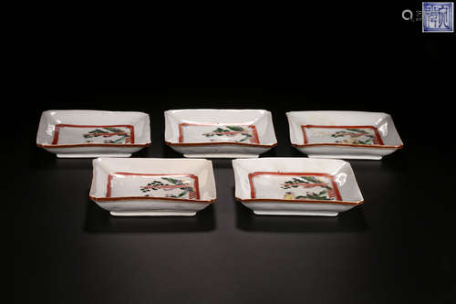 A SET OF FIVE WUCAI FIGURAL PORCELAIN DISH