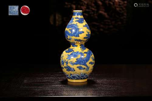 A BLUE AND WHITE YELLOW GROUND DOUBLE GOURD VASE