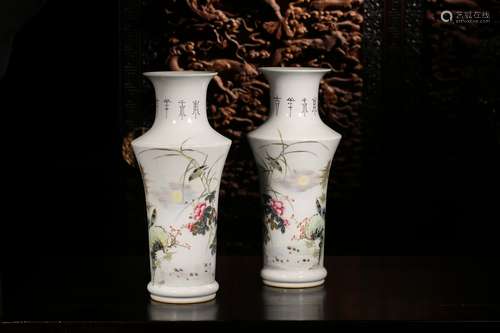 A PAIR OF BIRDS AND FLORAL MOTIF PORCELAIN VASE