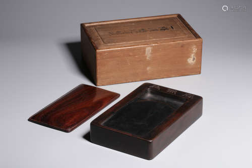 A CHINESE INKSTONE WITH A LID AND WOOD BOX