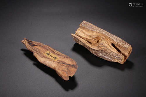 A SET OF TWO CHEN XIANG WOOD