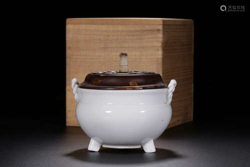 A WHITE PORCELAIN CENSER WITH HARDWOOD COVER AND CERTIFICATE