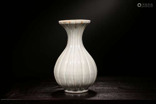 A HU TIAN YAO-GLAZED  PORCELAIN VASE