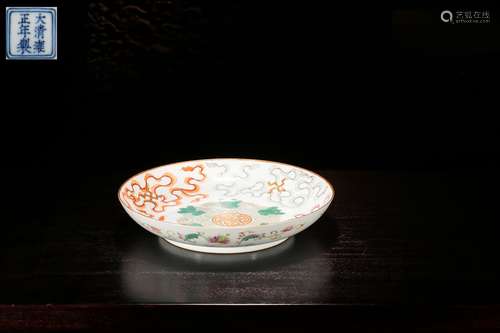 A FAMILLE ROSE FLORAL PATTERN DISH