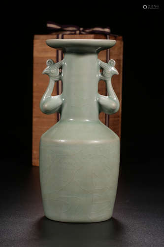 A LONGQUAN CELADON  PORCERLAIN ROULEAU VASE