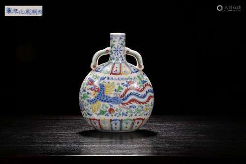 A CHINESE DOUCAI MOONFLASK PORCELAIN VASE