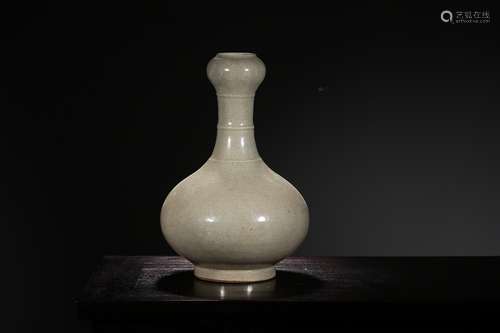 A GUAN YAO-GLAZED GRALIC MOUTH PORCELAIN ZUN VASE