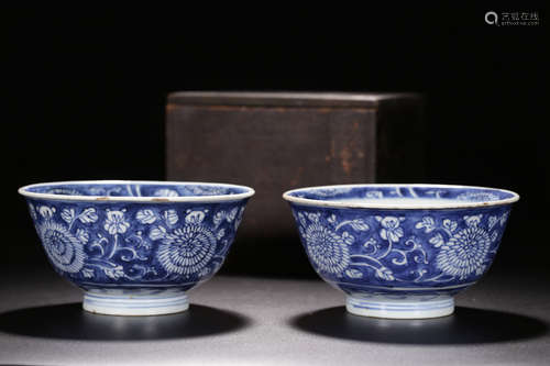 A PAIR OF BLUE AND WHITE PORCELAIN BOWL