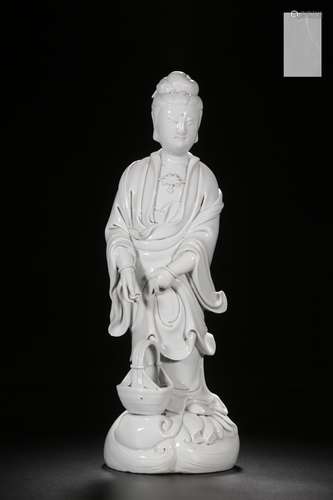 A CHINESE BLANC-DE-CHINE STANDING FIGURE OF GUANYIN 