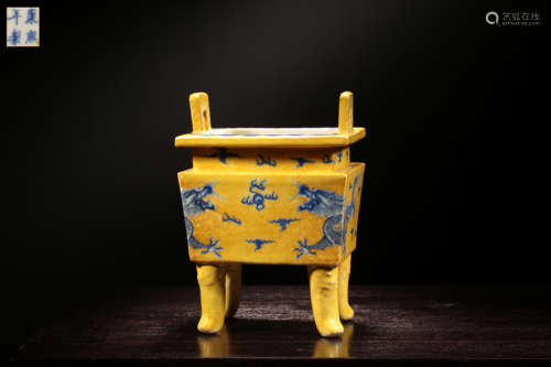 A YELLOW-GLAZED SQUARE SHAPED PORCELAIN TRIPOT