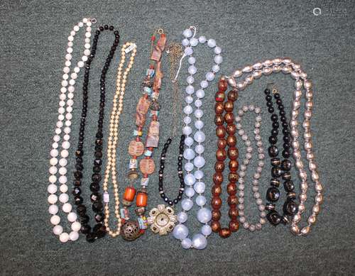 A GROUP OF COSTUME JEWELRY