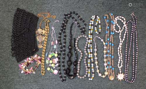 A GROUP OF COSTUME JEWELRY