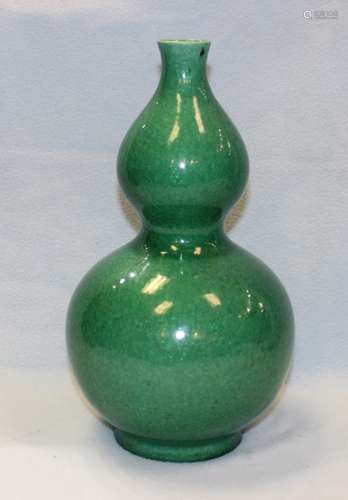 ANTIQUE GREEN GLAZE PORCELAIN VASE