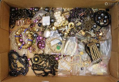 A GROUP OF COSTUME JEWELRY