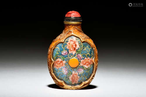 GLASS OVERLAY AND CARVED SNUFF BOTTLE