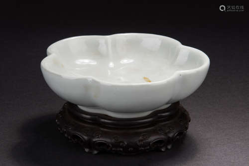 WHITE GLAZED FLORIFORM DISH WITH STAND