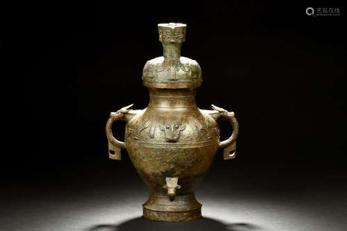 ARCHAIC BRONZE CAST RITUAL EWER WITH COVER