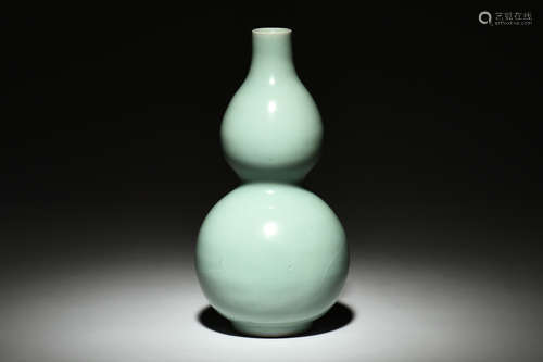 CELADON GLAZED DOUBLE GOURD VASE