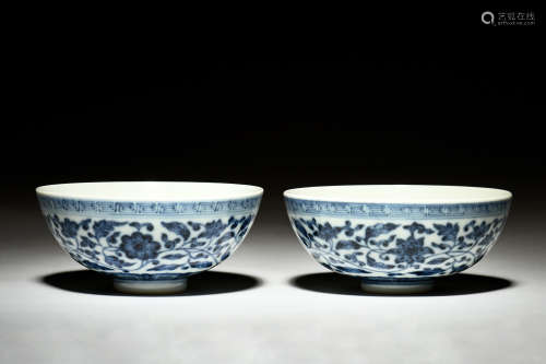 PAIR OF BLUE AND WHITE 'FLOWERS' BOWLS