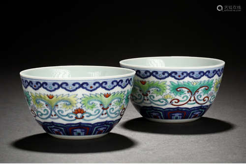 PAIR OF DOUCAI 'FLOWERS' BOWLS